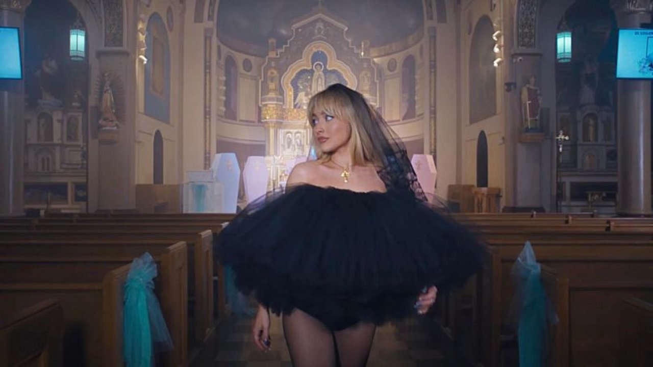 ABD'li yıldız Sabrina Carpenter kilisede klip çekti, izin veren rahip görevden alındı!