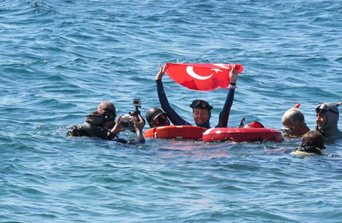 Milli sporcu Birgül Erken, 165 metre dalışla Guinness Rekoru'nu kırdı