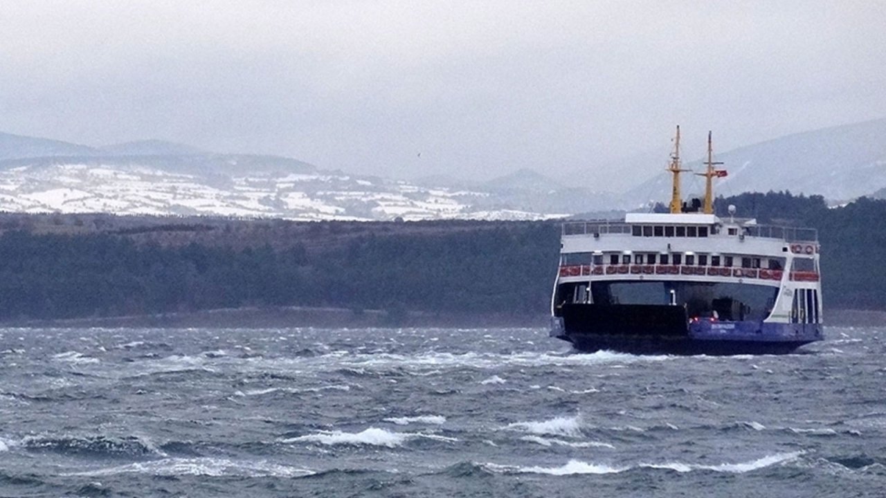 Çanakkale'de fırtına sebebiyle bazı feribot seferleri iptal edilmiş oldu