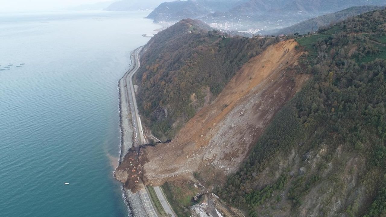 Karadeniz Sahil Yolu'nda heyelanın izleri siliniyor: 1 araç aranıyor