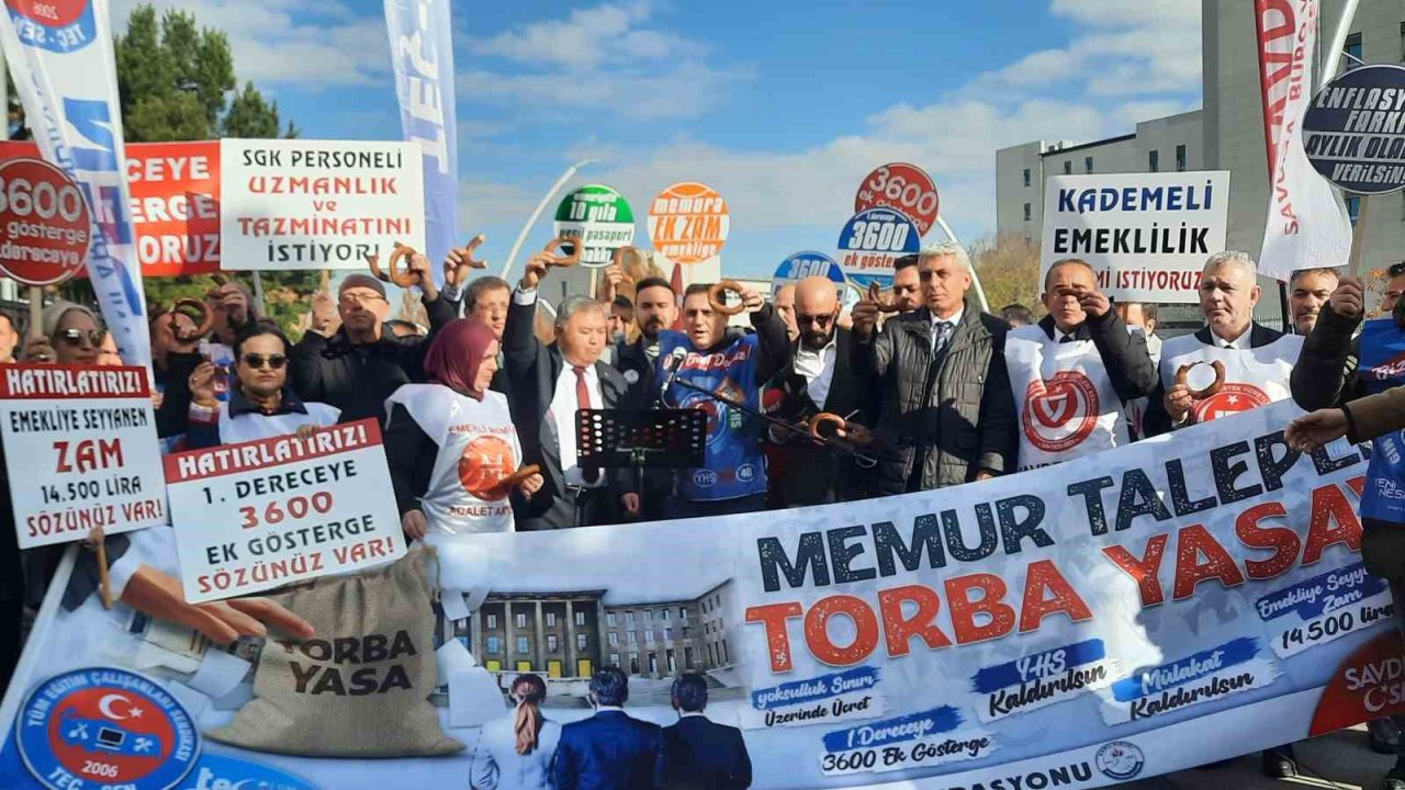 Memur sendikaları, Hazine ve Maliye Bakanlığı önünde taleplerini sundu