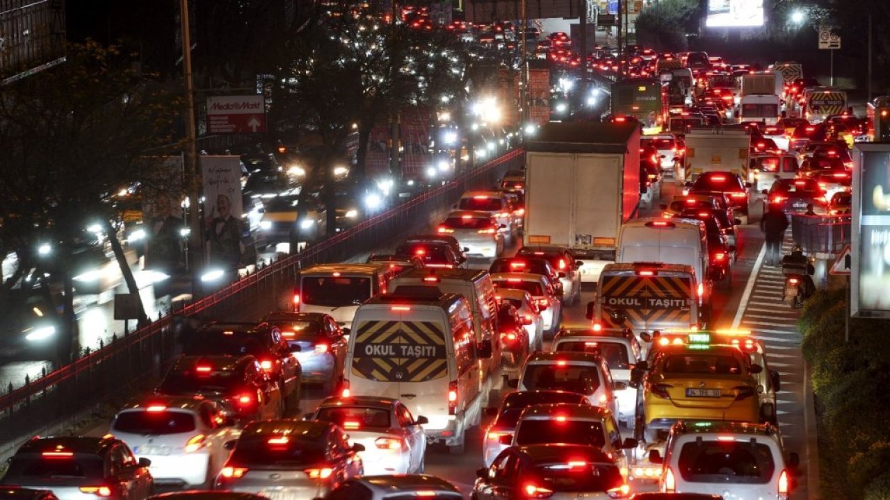 İstanbul'da trafik yoğunluğu resmen yüzde 80 oldu!