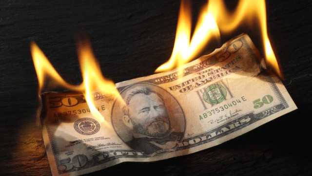 Halk dolarla maaş almıyor, maaşıyla dolar alıyor
