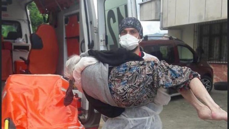Korona tedavisi gördüğü için kimsenin yardım etmek istemediği yaşlı kadını sağlık personeli kucağında taşıdı!