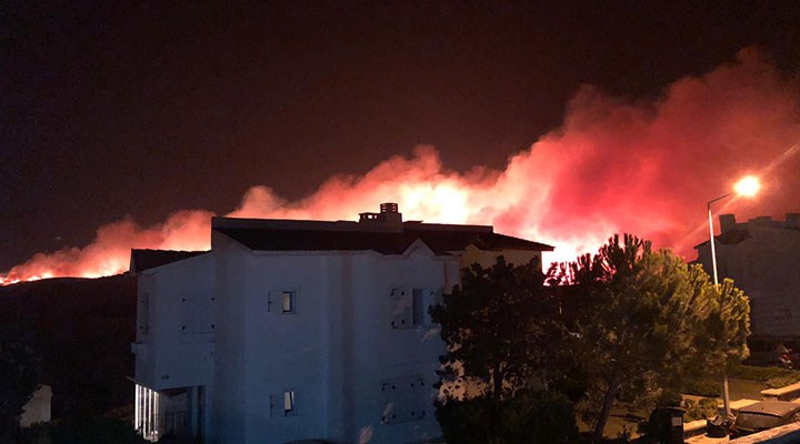 İzmir Çeşme'de Orman yangını! siteler boşaltılıyor