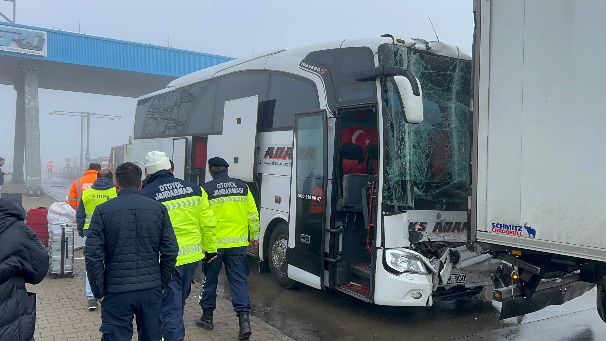 Niğde-Ankara Otoyolu'nda yolcu otobüsü tıra çarptı: 8 yaralı