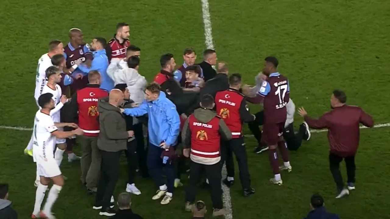 Trabzonspor - Alanyaspor maçının ardından sahada kavga çıktı