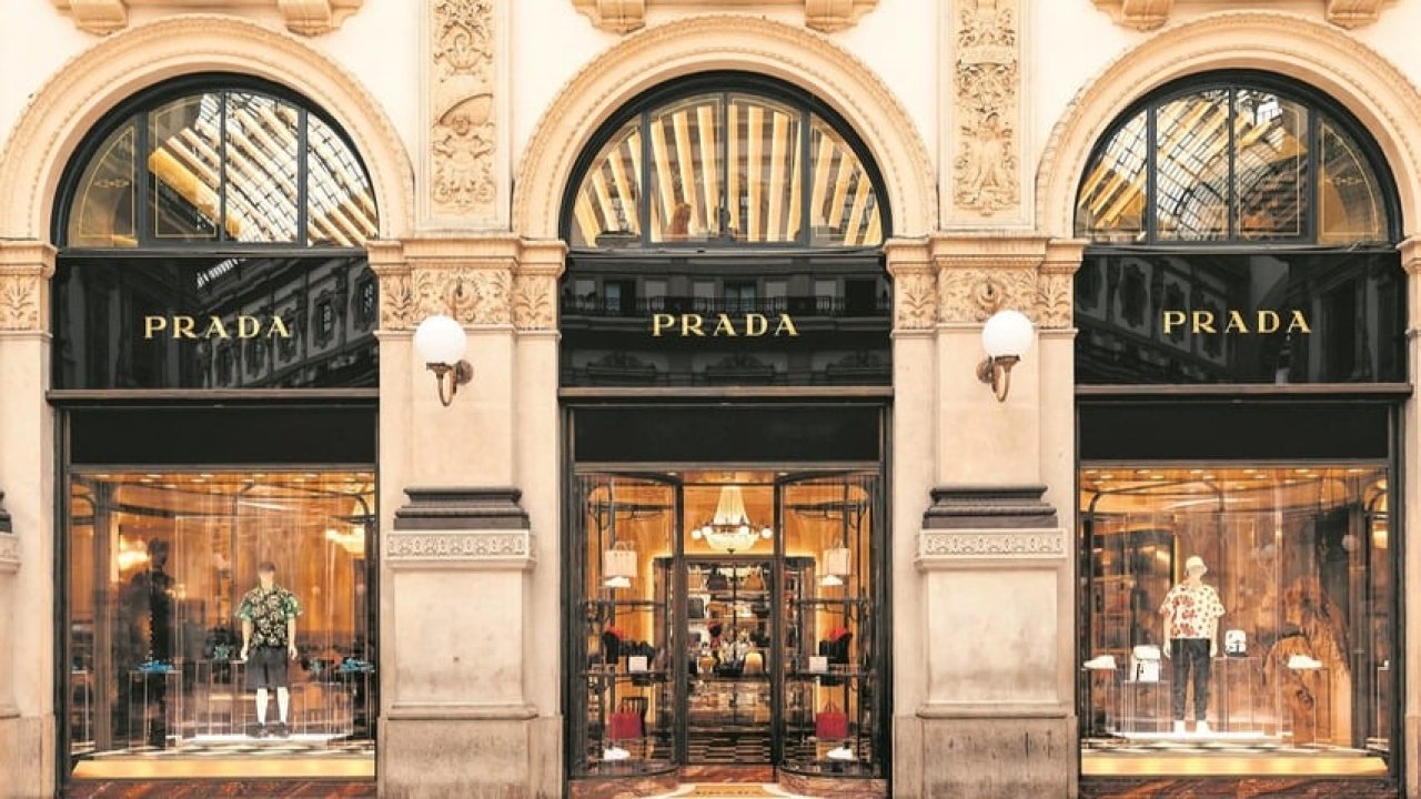 İtalyan moda devinde flaş hamle! Prada, Versace’yi satın alıyor!