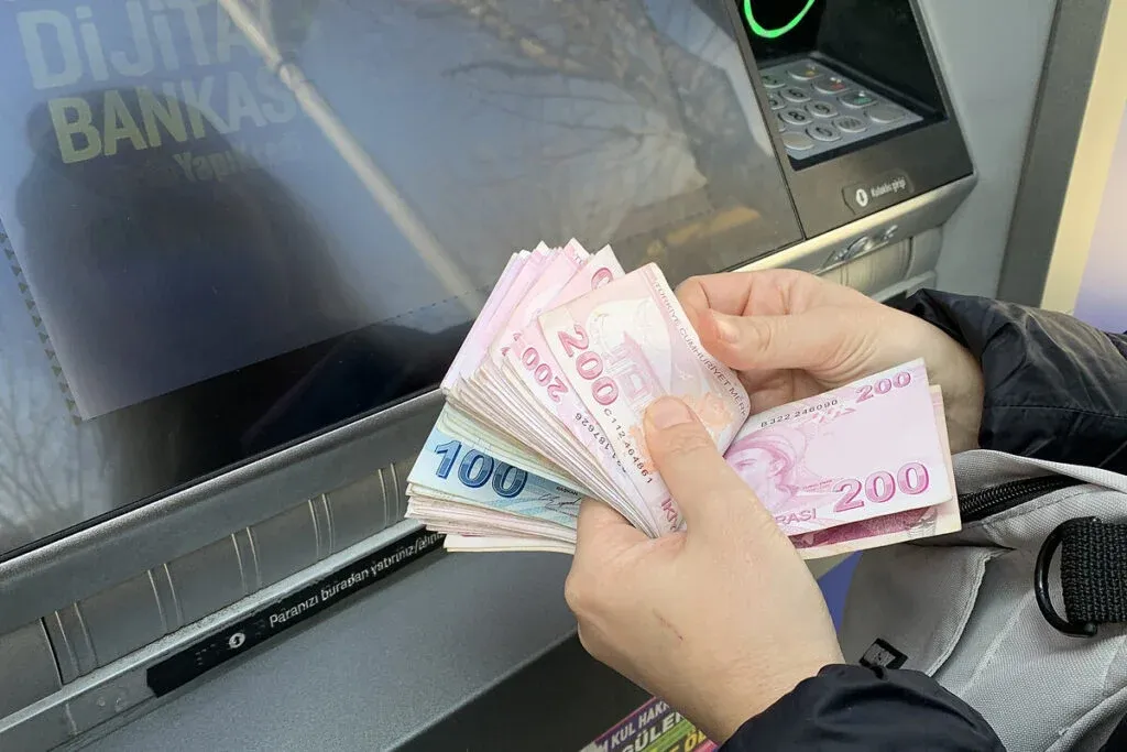Ekonomik Zorluklar ve Düşük Maaş Zammı: Emeklilerin Gözü 2025 Bayram İkramiyesinde!