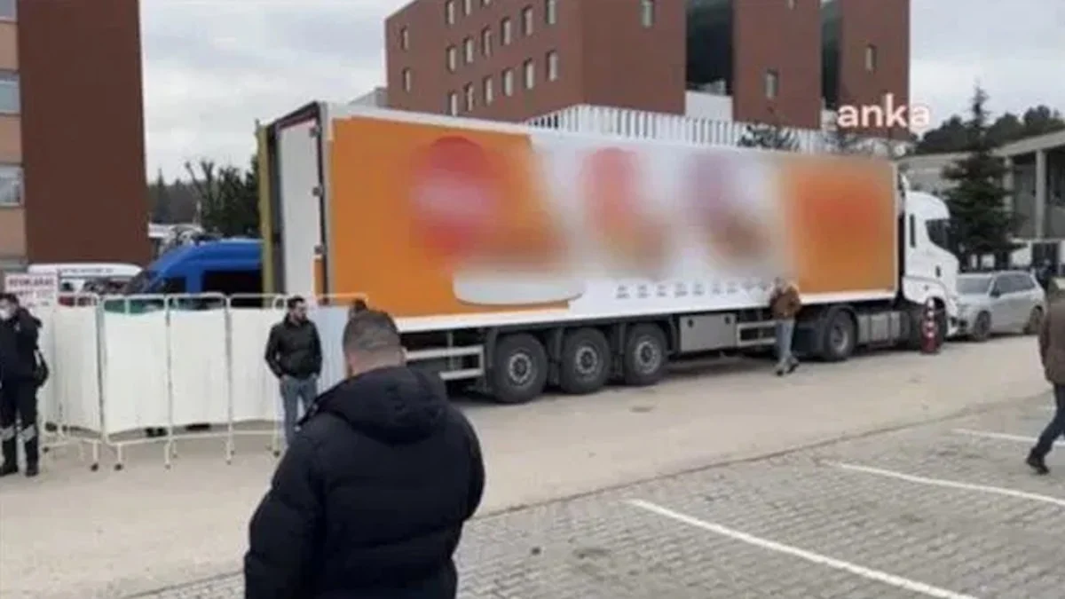 Bolu'daki faciada cenazelerin taşındığı tırın üzerindeki piliç görselleri tepki çekti