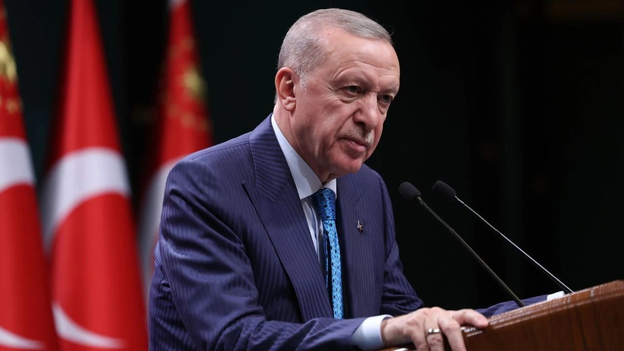 Erdoğan: Depremzedelerimizi, deprem turistlerinin insafına bırakmayacağız