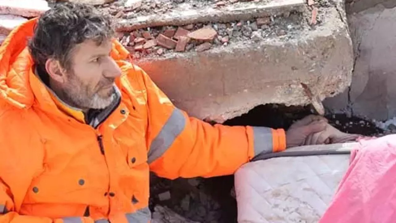 Akıllara enkaz altındaki kızının elini tuttuğu fotoğrafla kazınmıştı! 'Ateş hiçbir zaman sönmüyor'