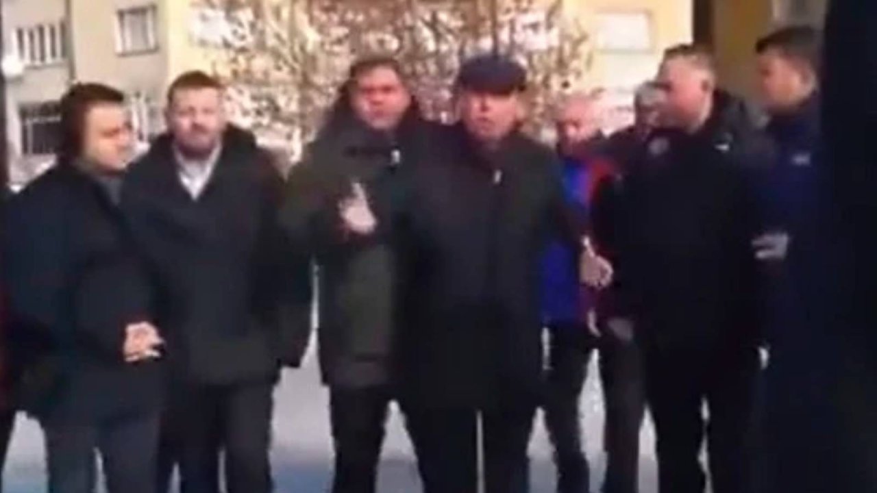 6 Şubat anmasında bayrak krizi: Herkes başımıza vali kesildi