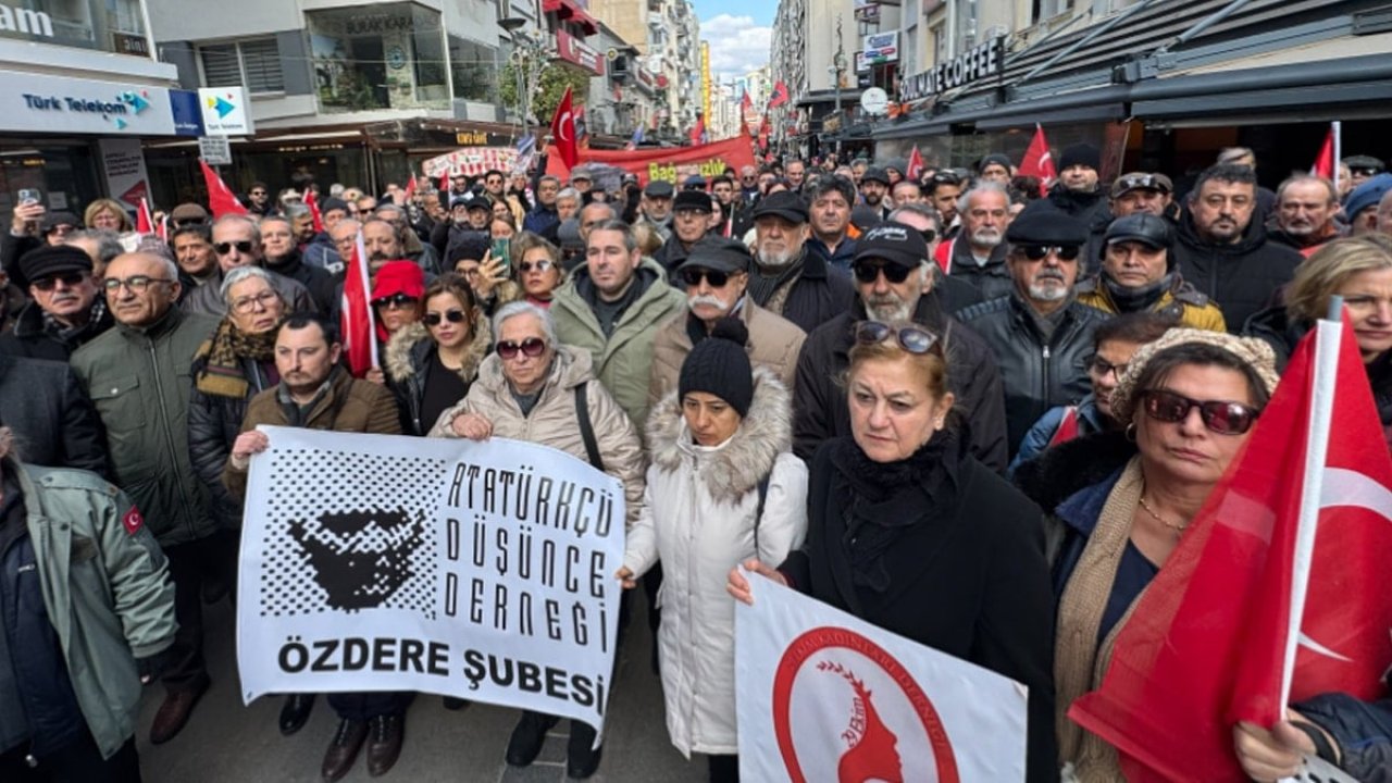 İzmir’de İhraç Edilen Teğmenlere Destek: Karara Tepki Gösterdiler!