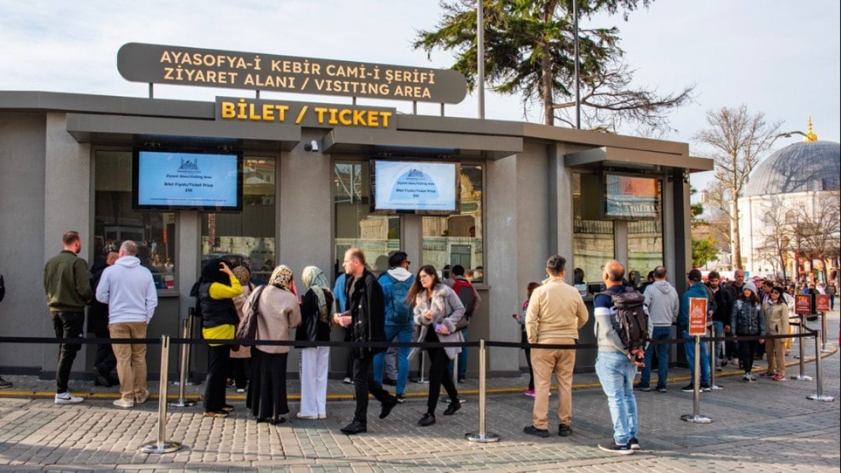Ayasofya Camii’ndeki İddialar Gündemde! Salıcı: “İşletme Bakan’ın Eniştesine Verildi”