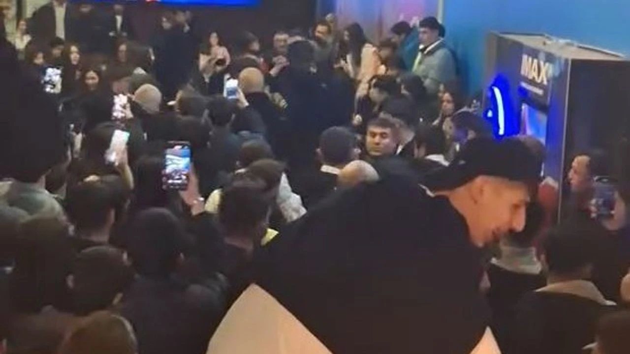Film galasında izdiham! Çakal ve İbrahim Tilaver'in hayranları kavga etti, yangın tüpü sıkıldı