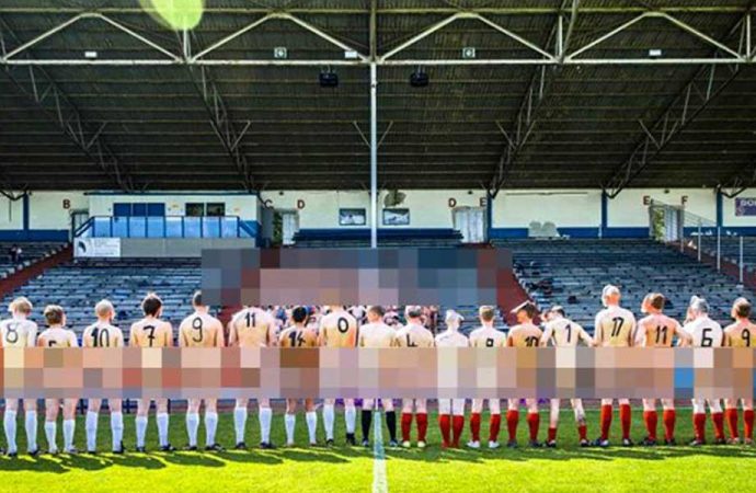 Alman Futbol takımı sporcuları sahaya çıplak çıktı