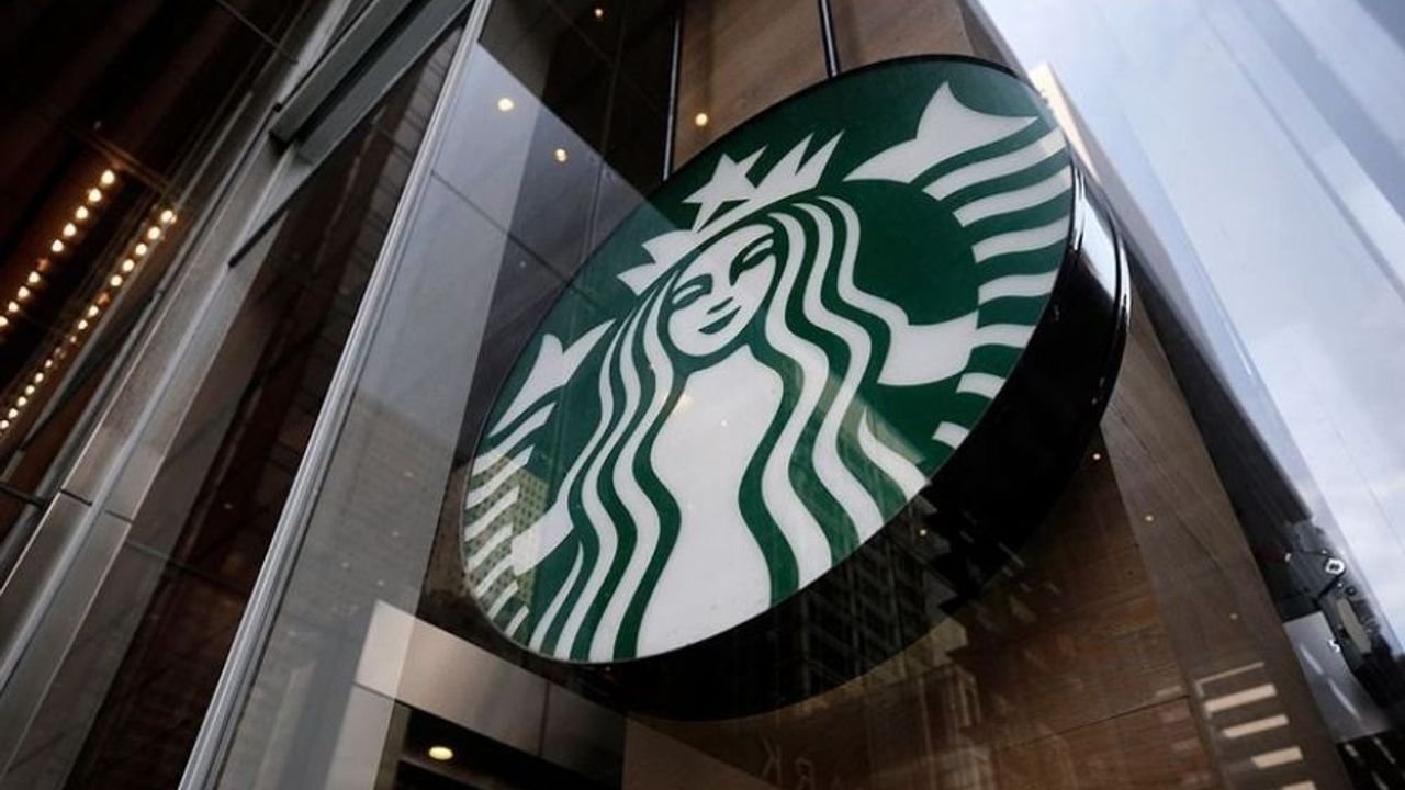 Starbucks'ta kriz büyüdü! Tepki çeken kampanya CEO'nun koltuğuna mal oldu
