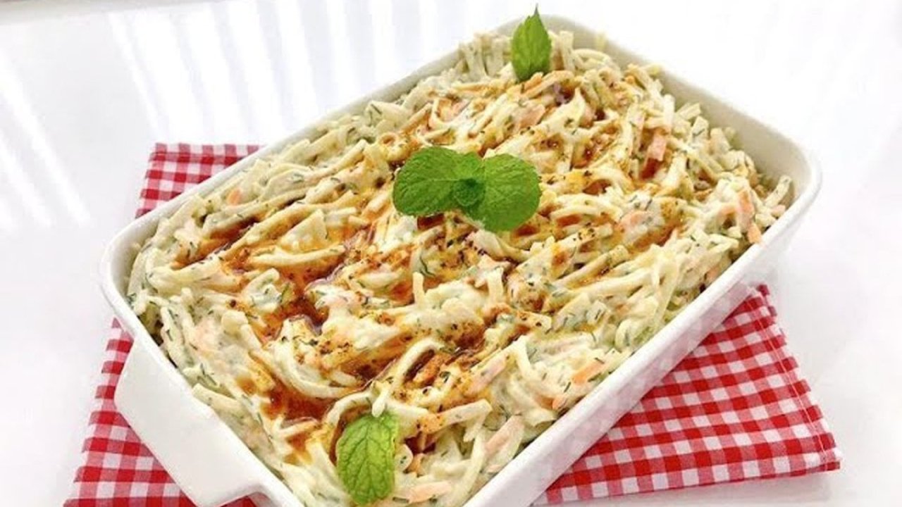 Diyetisyenlerden tavsiye: Yağ yakıcı özelliğiyle tavuklu göbek salatası… Gün boyu tok tutuyor!