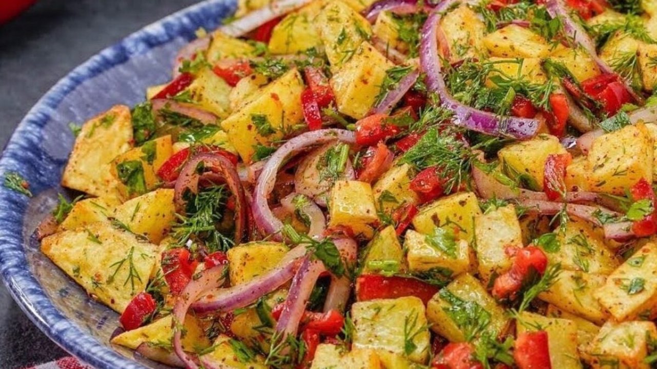 Bu tarifle klasikleri unutacaksınız! Patates salatasını bir de böyle deneyin!