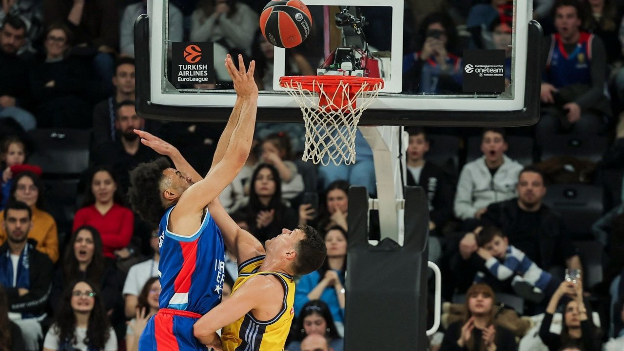 Anadolu Efes, sahasında ALBA Berlin'e fark attı!