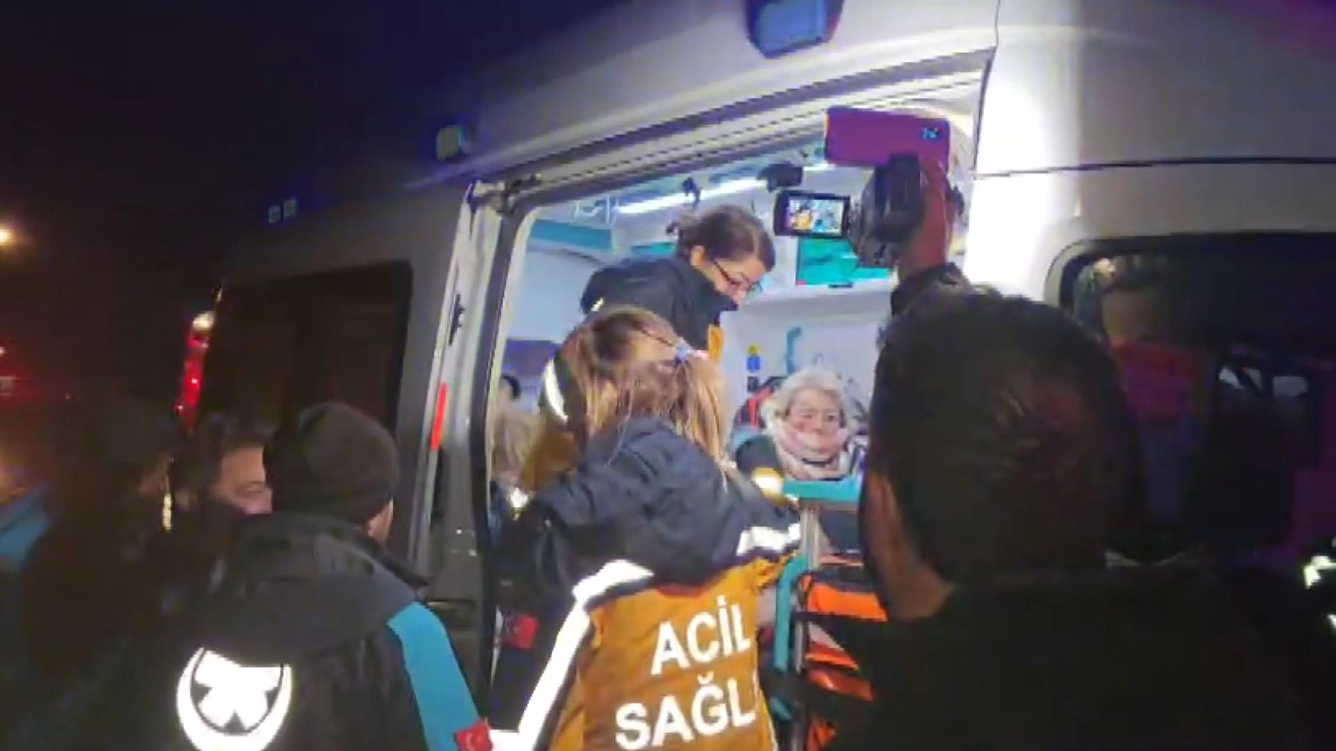 İzmir yolunda korkunç kaza! Yunanistan’dan gelen otobüs kontrolden çıktı, 11 yaralı!