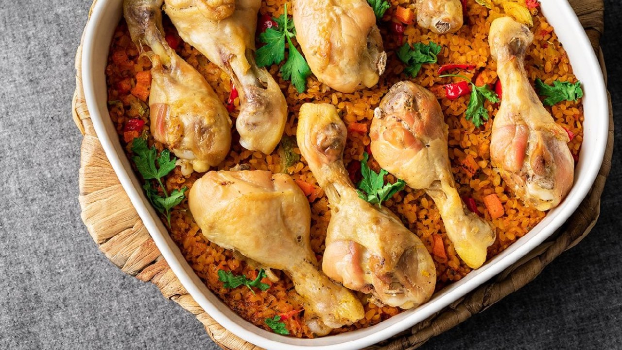 Yapıldıkça bereketi artacak, hem pratik hem de lezzetli! İşte tavuklu bulgur kapama tarifi