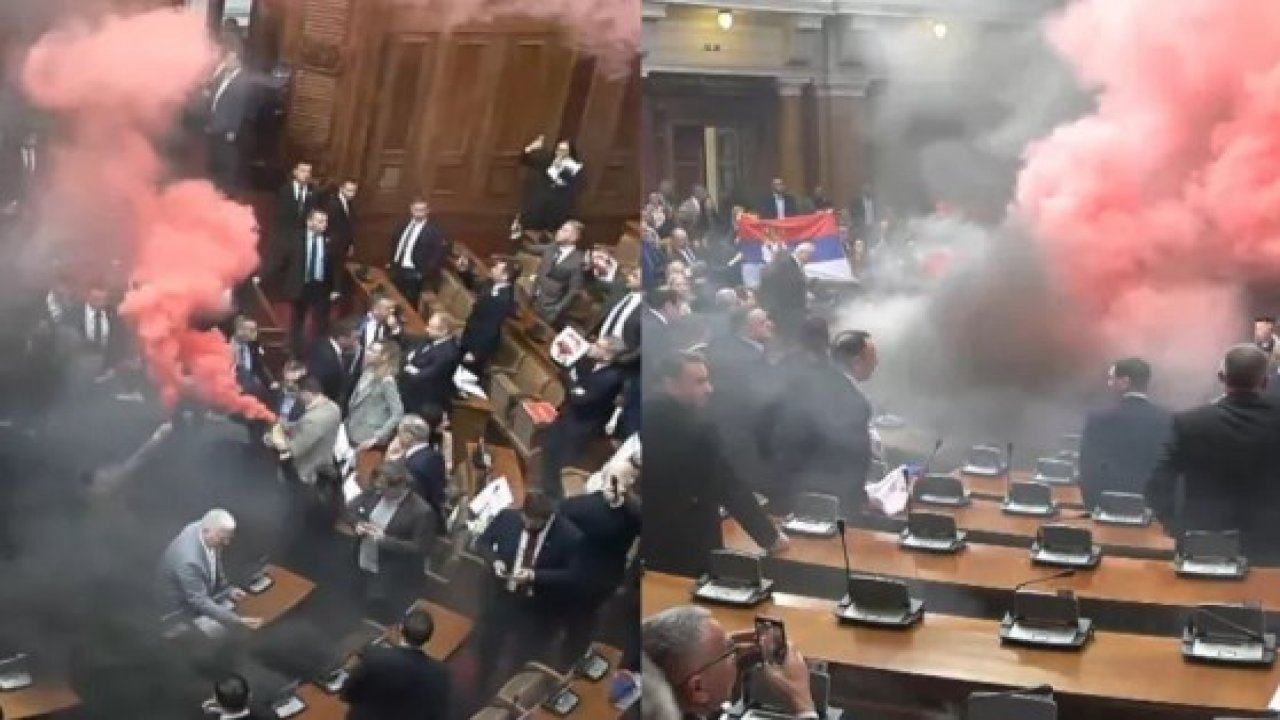 Meclis savaş alanına döndü: Sırbistan’da muhalefet vekilleri parlamentoya sis bombası attı!
