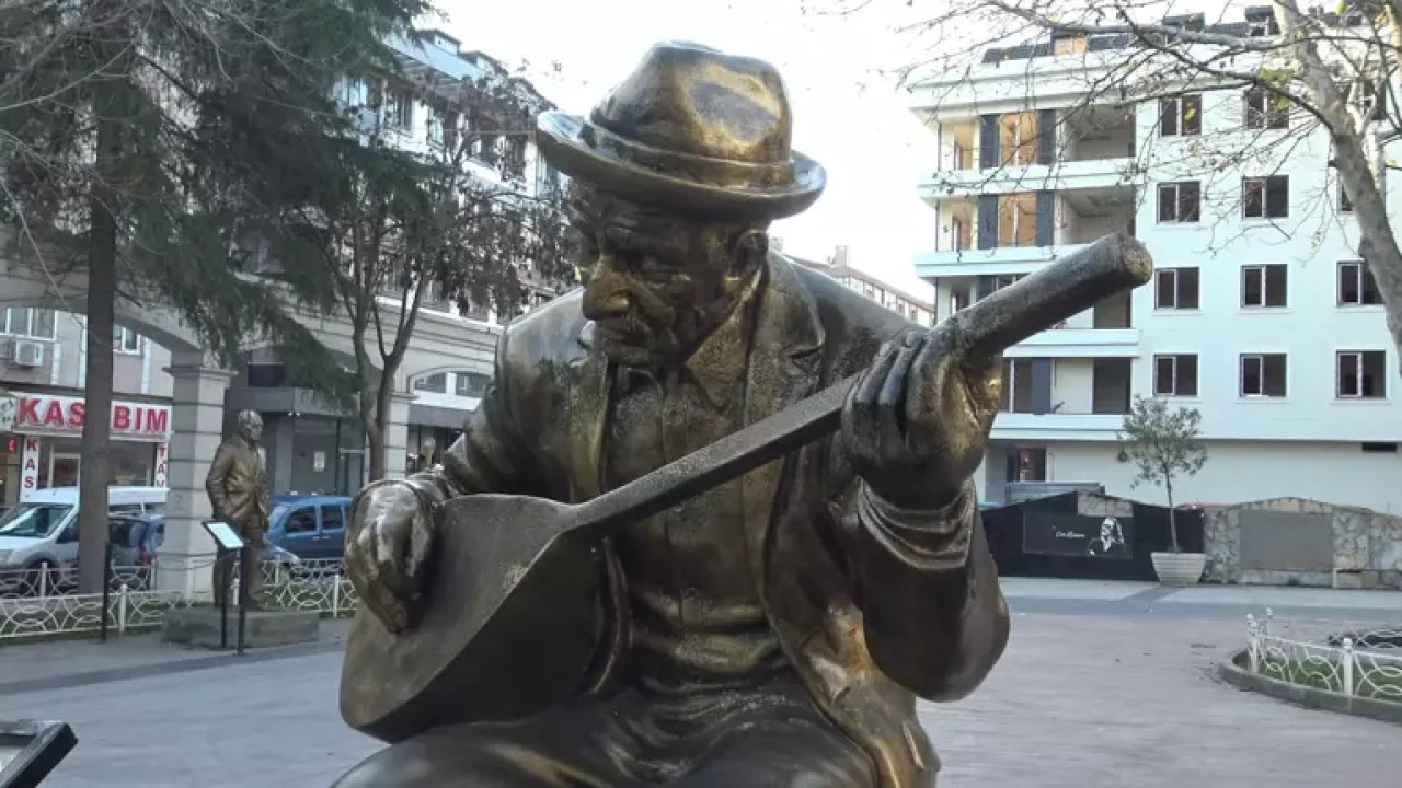 Avcılar'da Aşık Veysel heykelinin sazını kırdılar!