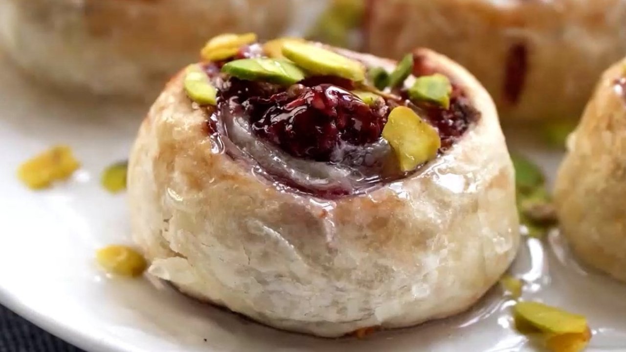 Bildiğiniz baklavaları unutun! Bu kez fıstık yerine frambuaz var!