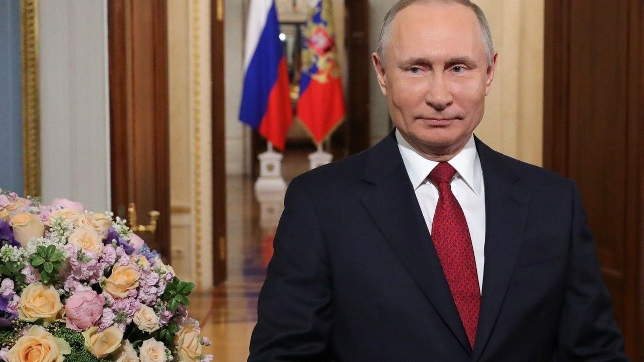 Putin'den 8 Mart mesajı: 'Cazibenizle bizi yeniden yeniden kazanıyorsunuz'