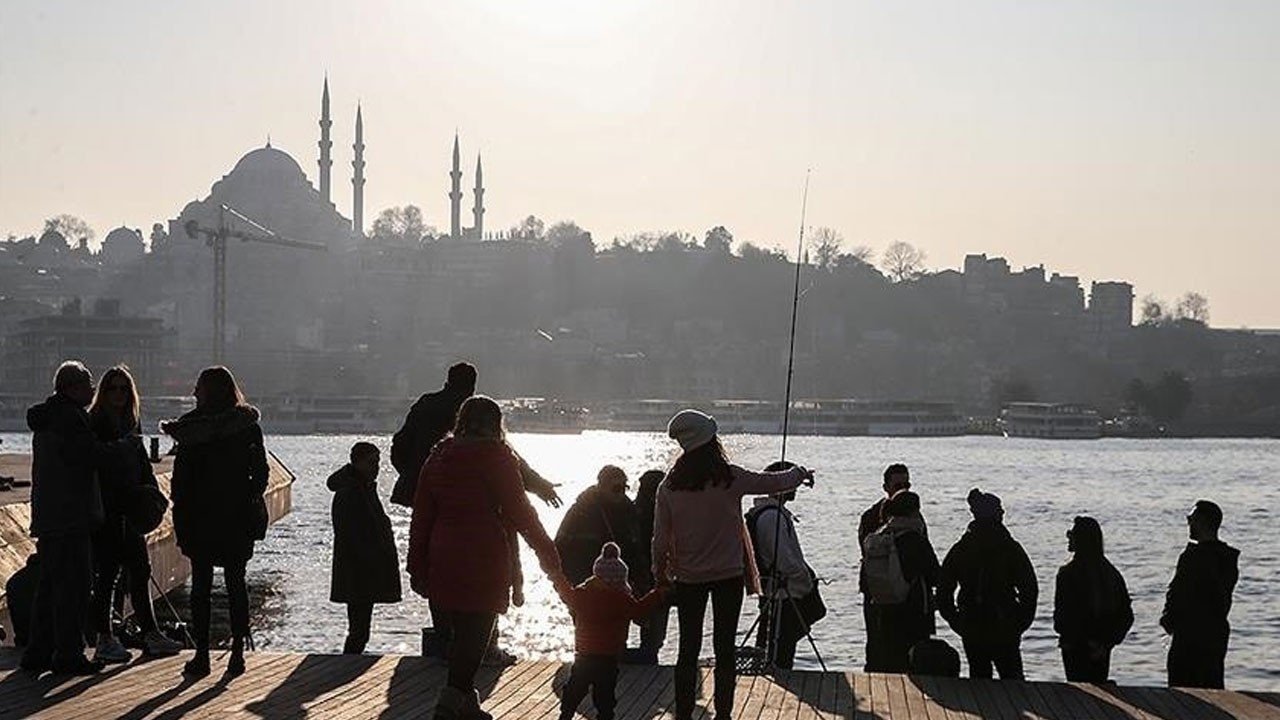 Yarın dışarı çıkacaklar dikkat! İstanbul'da hissedilen sıcaklık 40 dereceyi bulacak
