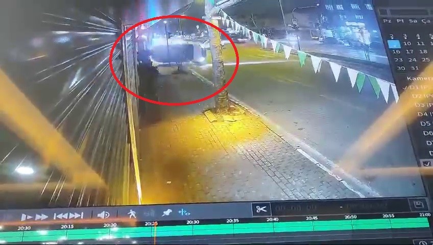 Bursa'da kırmızı ışıkta geçen hafif ticari araç takla attı: 1 ağır yaralı