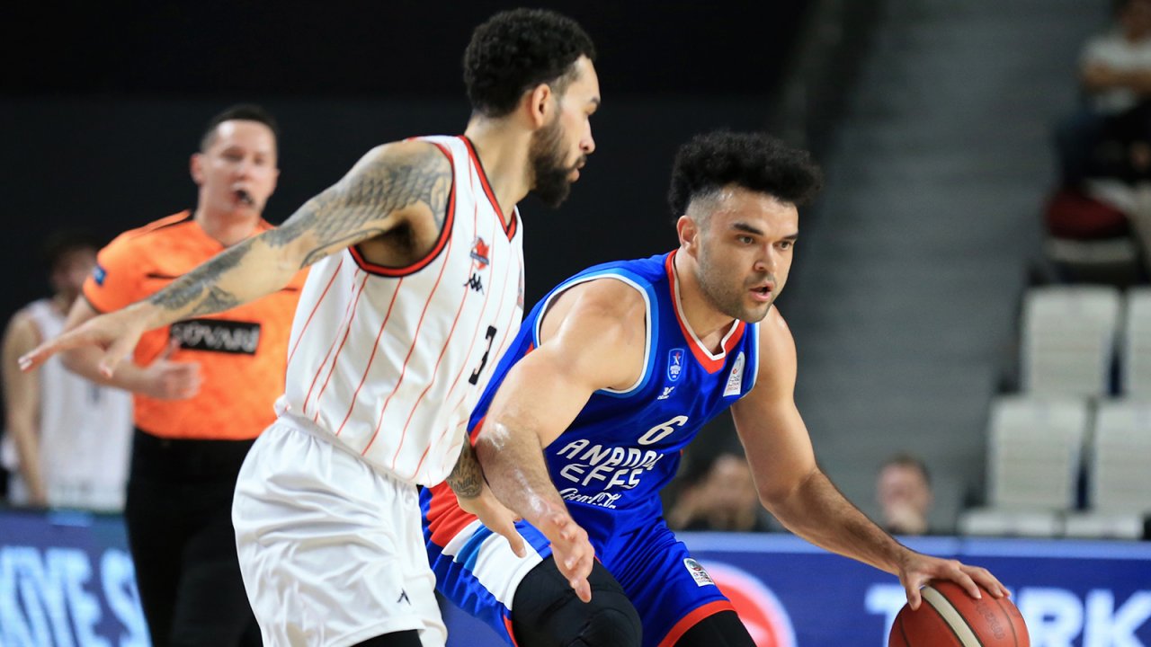 Anadolu Efes, Manisa Basket Divissa'yı deplasmanda yenerek galip geldi