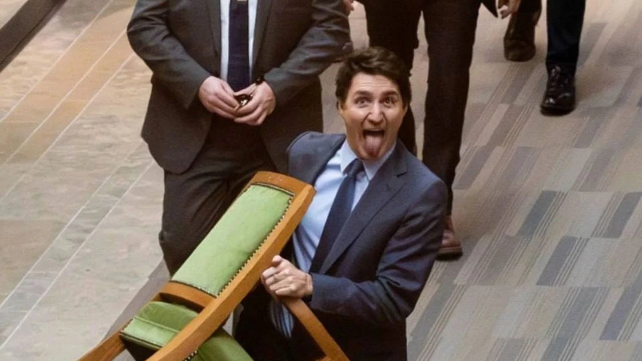 Trudeau sandalyesini de alıp gitti