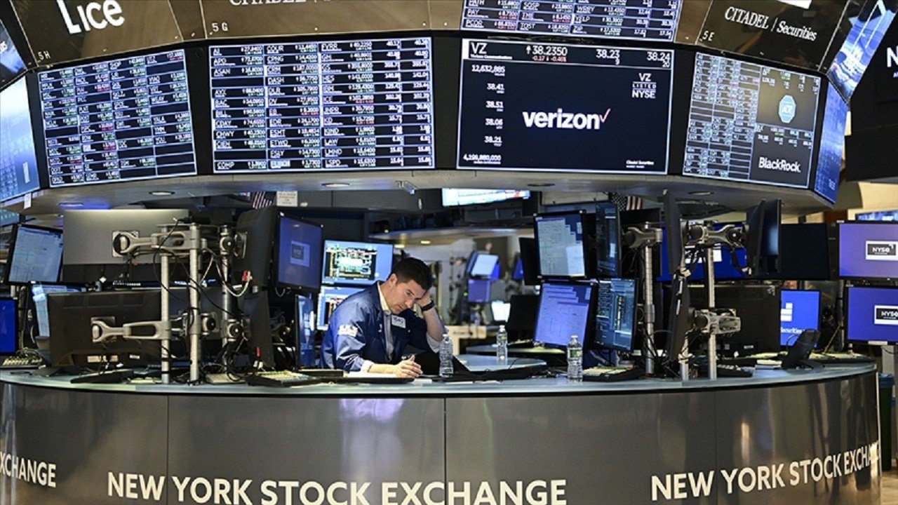 New York Borsası karışık bir seyirle kapanırken, ABD ekonomisinin daralması gündemde