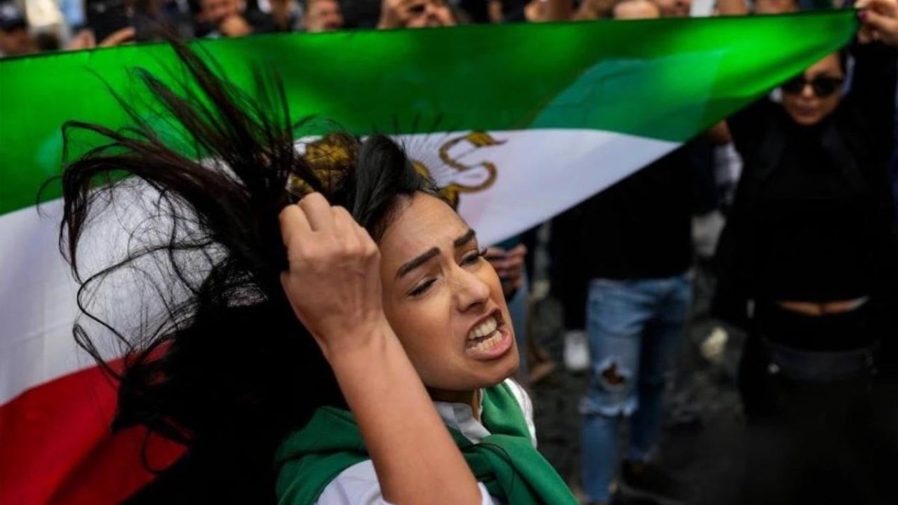İran'da başörtüsü yasasına yönelik önemli karar! Meclis önünde protestolar başladı