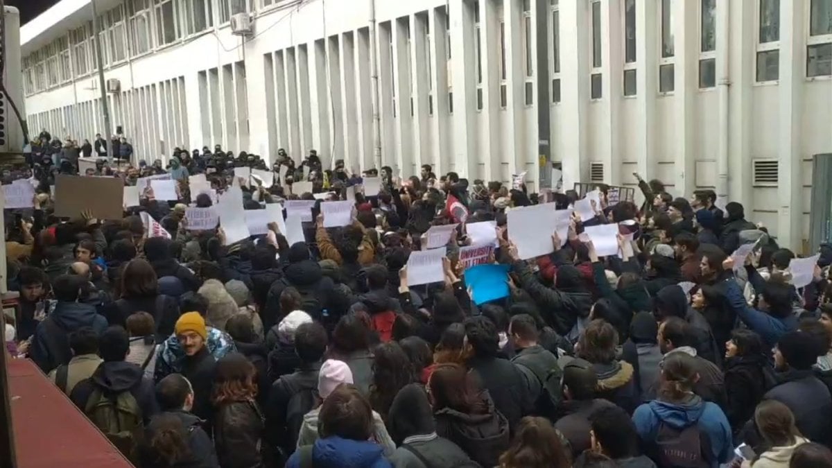 İstanbul Üniversitesi'nde İmamoğlu kararı için protesto yapılıyor