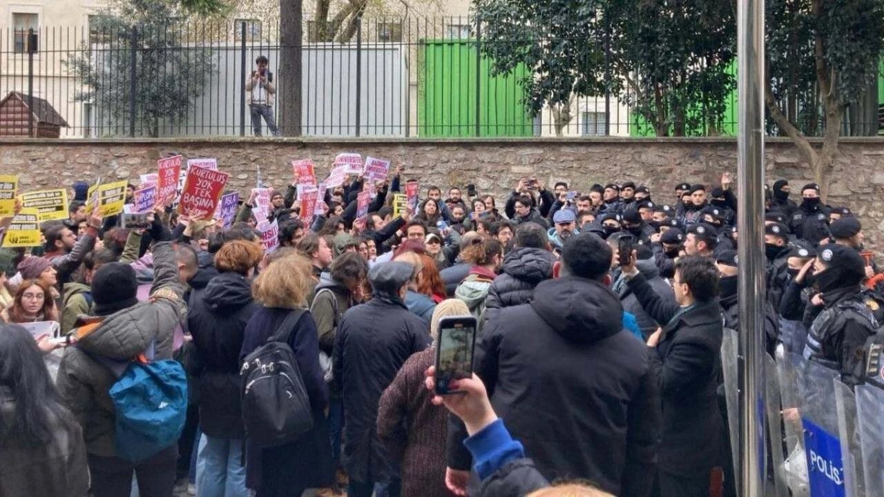 İstanbul Üniversitesi'nde İmamoğlu'na destek eylemi!