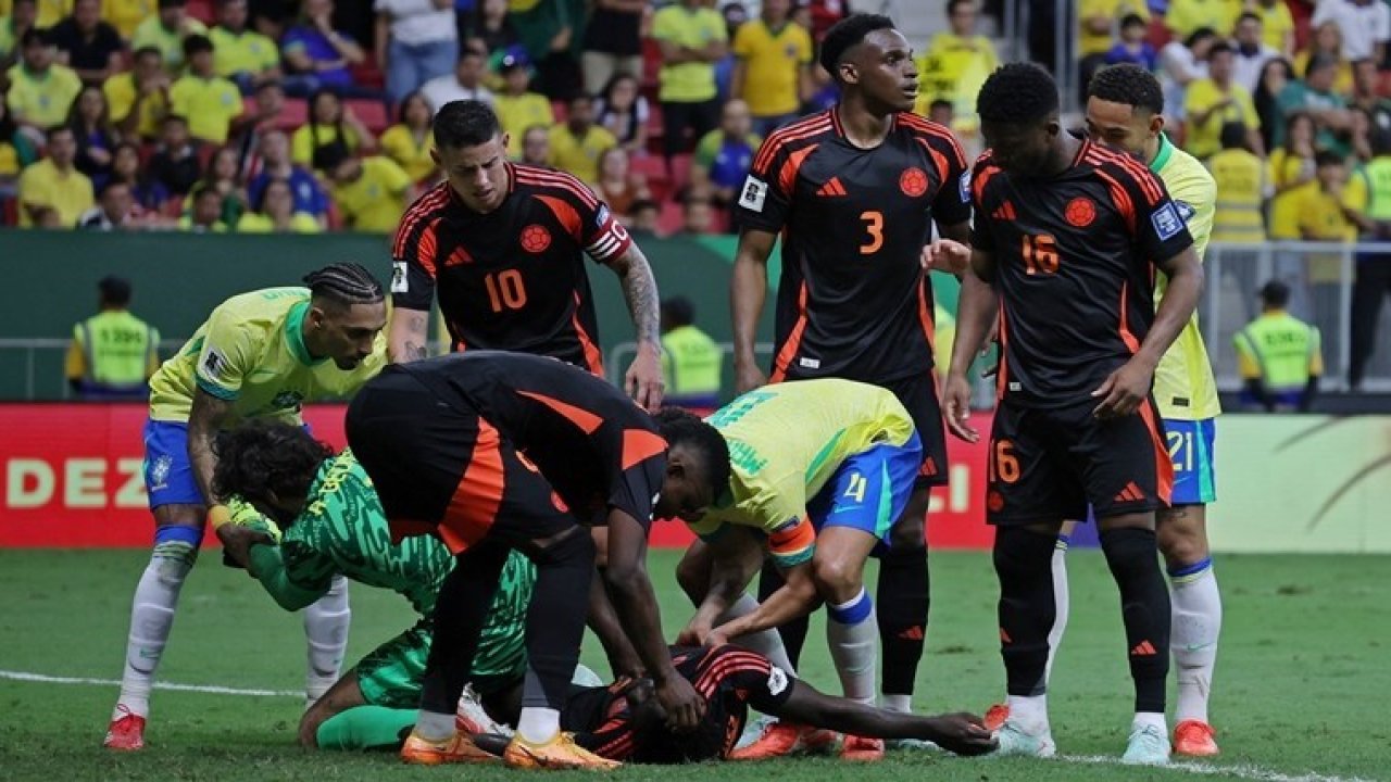 Davinson Sanchez'den korkutan sakatlık; Sahayı sedyeyle terk etti