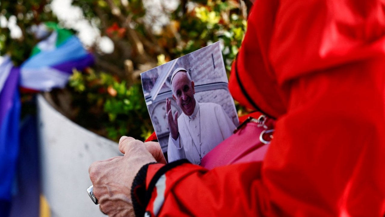 Papa Franciscus, hastane önünde bekleyenleri selamlayacak