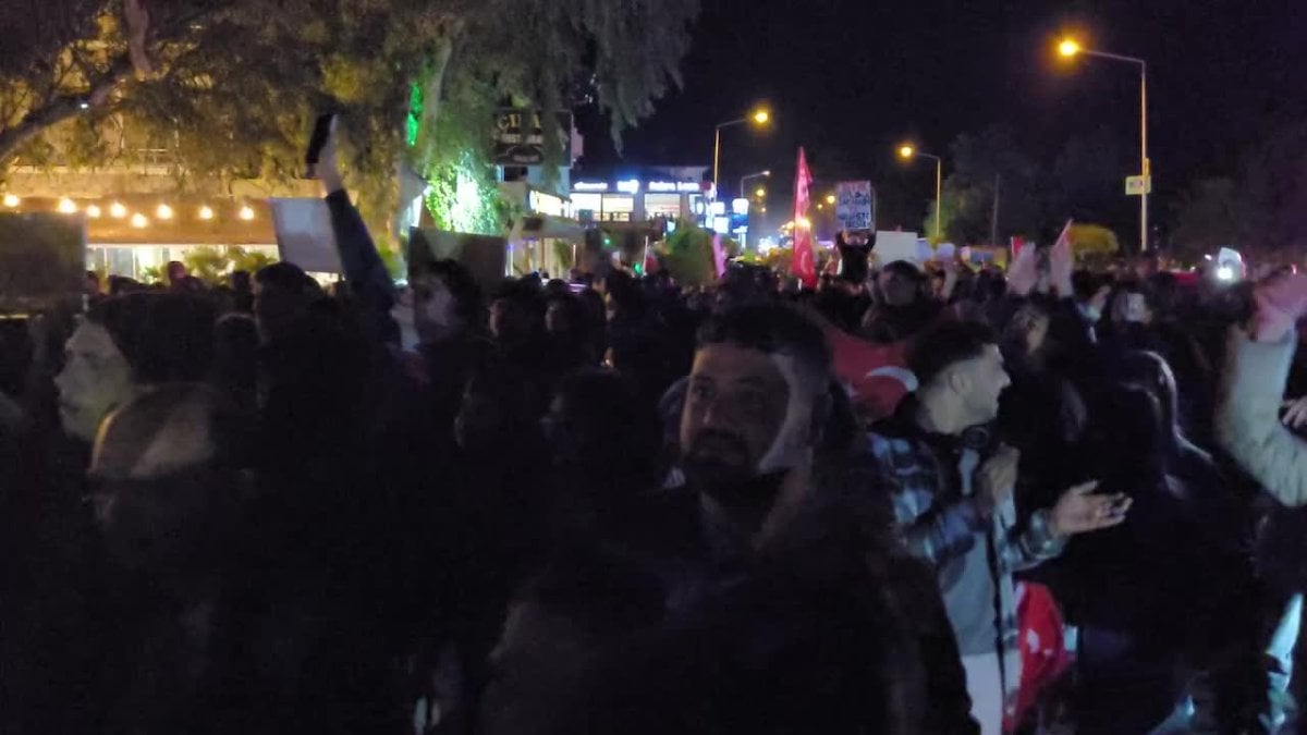 Samandağ’da yüzlerce kişi İmamoğlu için yürüdü