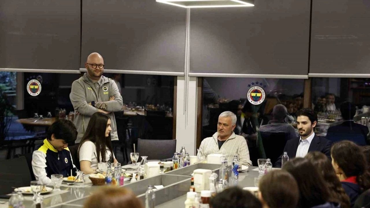 Jose Mourinho, bursiyer çocuklarla iftarda buluştu!