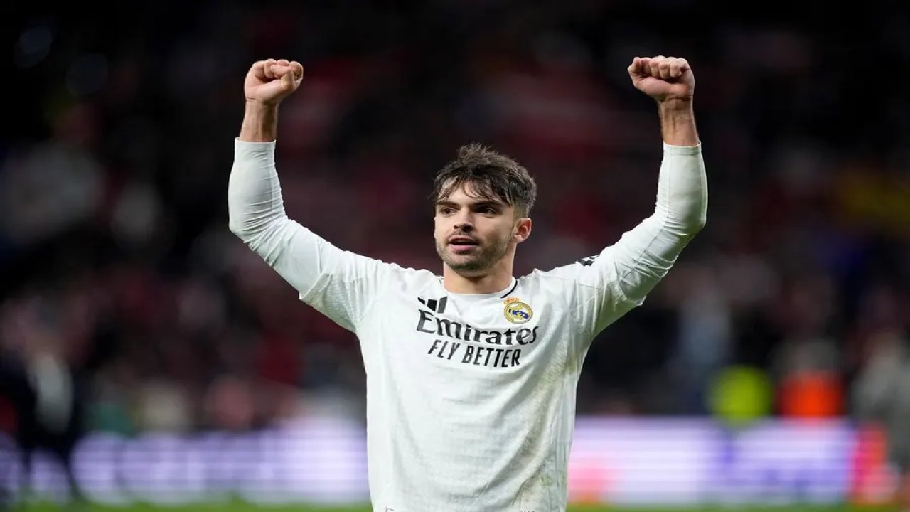 Raul Asensio, Real Madrid ile Yeni Sözleşme İmzalıyor