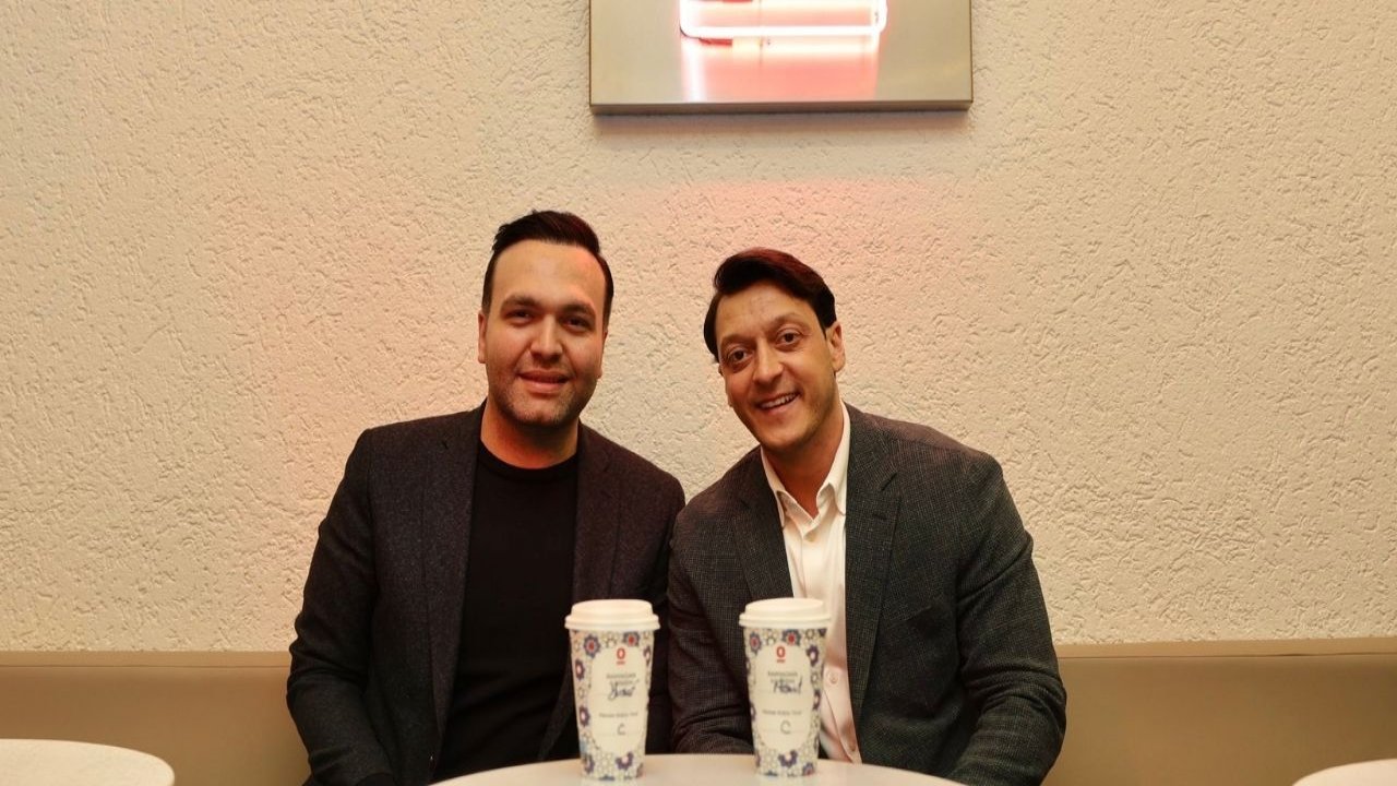 Mesut Özil boykot edilen Espressolab'de kahve içti