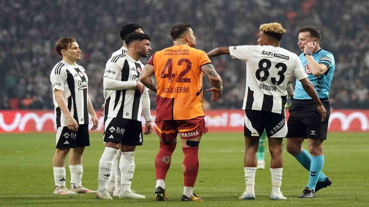 Polonyalı futbolcu Przemyslaw Frankowski kırmızı kart gördü