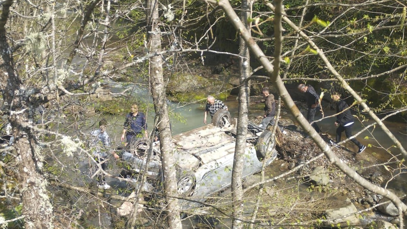 Düzce’de otomobil dereye uçtu: 6 yaralı