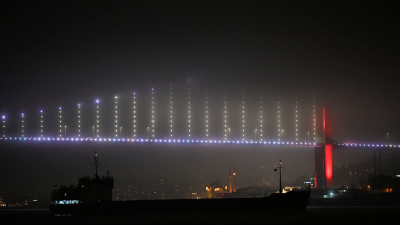 İstanbul Boğazı’nda sis nedeniyle gemi trafiği durduruldu