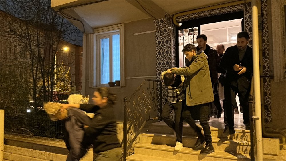 Kütahya'da polisi gören hırsız kendini eve kilitledi