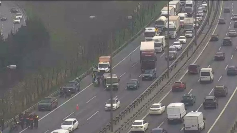 TEM Otoyolu'nda zincirleme kaza: 4 polis yaralandı